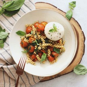 pasta garbanzo, ensalada, burrata, ensalada de tomate, ensalada de burrata